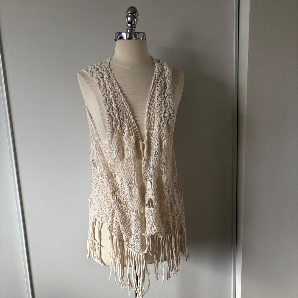 Crochet Fringe Open Vest Womens Sleeveless Boho Style Medium Cream Stem & Vine